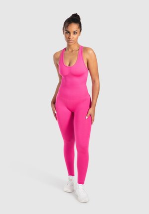 Tuta intera aderente rosa con spalline a canotta, realizzata in tessuto elasticizzato, con scollatura a barca e texture liscia.