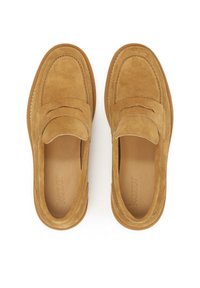 Mocassini in camoscio color tan con punta tonda e dettagli cuciti. Soletta liscia e suola in gomma, progettati per comfort e facilità d'uso.