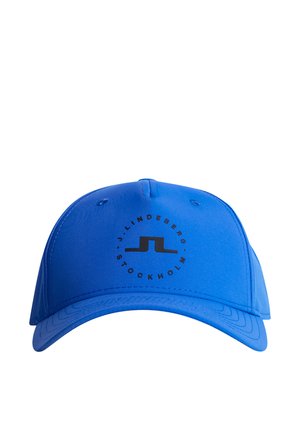 Blå basebollkeps med böjd skärm, tillverkad av lättviktsmaterial. Har en svart cirkulär logotyp med texten "J. Lindeberg Stockholm".