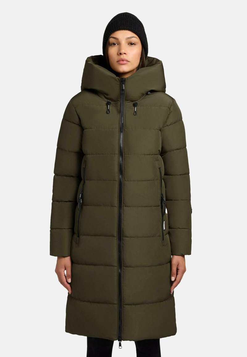 Cappotto imbottito verde oliva con un colletto alto, chiusura con zip e tasche laterali. Presenta un design squadrato e un tessuto texturizzato. Confortevole e isolante.