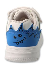 Białe sneakersy z niebieską piętą ozdobioną wzorem smoka, kolcami i czarnymi detalami twarzy; szara cholewka z teksturowanymi akcentami.