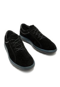 Czarne zamszowe buty z gładkimi skórzanymi wykończeniami, okrągłym noskiem, sznurówką na sześć otworów oraz kontrastującą ciemnoniebieską podeszwą. Teksturowana powierzchnia z detalami w postaci przeszyć.