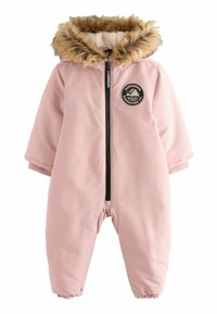 Mono de nieve rosa con capucha de pelo sintético, cremallera frontal, puños acanalados y un diseño de insignia circular que presenta una montaña y texto. Exterior suave.