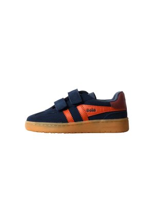Marineblå sneaker med orange side striber, to velcrobånd, mørkerød hælflap og ydersål i gummi, mærket "Gola" på siden.