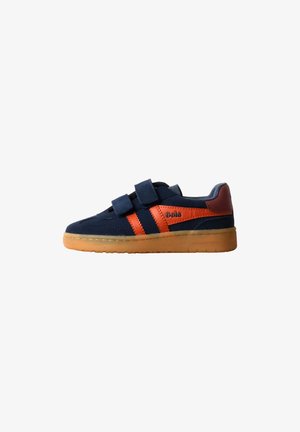 Marineblauwe sneaker met oranje zijstrepen, twee klittenbandsluitingen, bordeaux hielstuk en een gum rubberen zool, met merknaam "Gola" aan de zijkant.