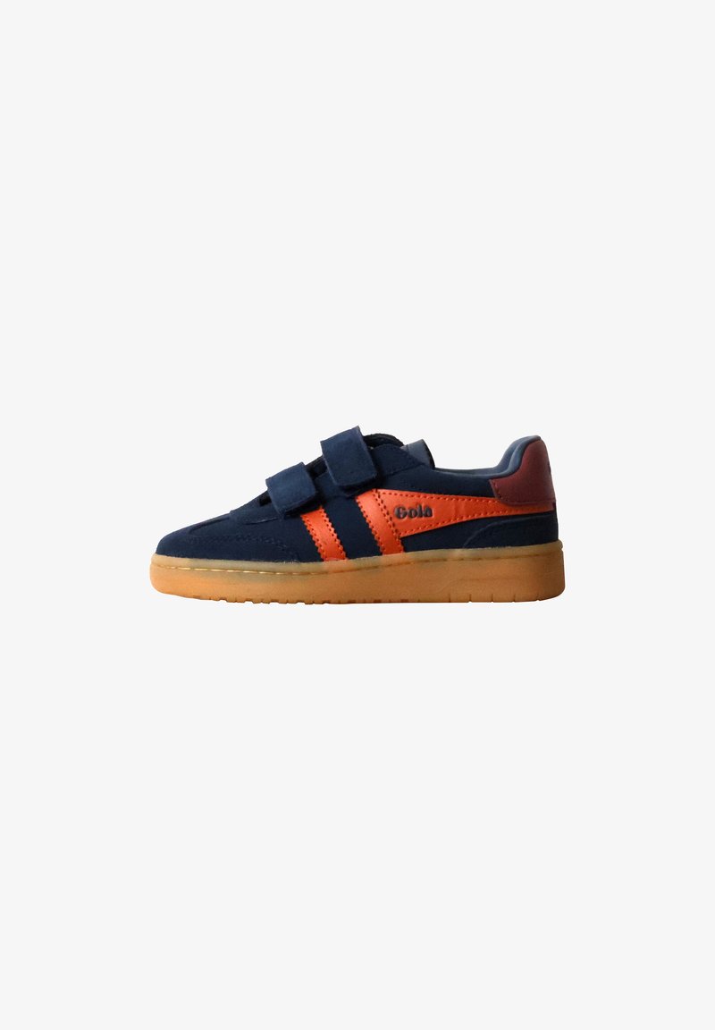 Baskets bleu marine avec bandes latérales orange, deux bandes Velcro, languette de talon bordeaux et semelle en caoutchouc naturel, avec la marque "Gola" sur le côté.