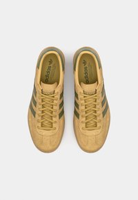 adidas Originals HANDBALL SPEZIAL UNISEX - Sapatilhas - golden beige/focus olive