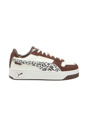 Sneaker con suola bassa bianco e marrone con striscia leopardata e logo Puma sul lato e sulla suola.