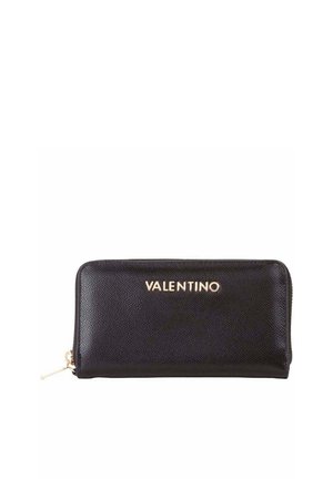 Cartera Valentino de piel negra texturizada con cremallera alrededor, logo dorado y tirador, sobre fondo blanco.