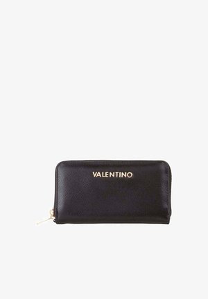 Cartera Valentino de piel negra texturizada con cremallera alrededor, logo dorado y tirador, sobre fondo blanco.