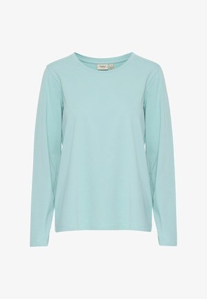 Camiseta de manga larga azul claro hecha de una tela suave, con cuello redondo y un corte holgado. Sin patrones visibles ni acentos de hardware.