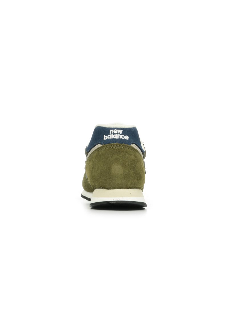 Zapatillas de ante verde con un cuello de tela azul marino, logo blanco en la parte trasera y una entresuela blanca, que cuenta con una suela de goma negra y acentos de costura.
