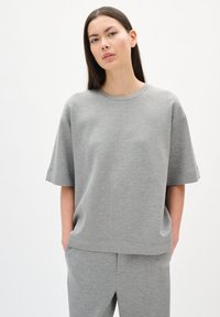 Grijze katoenen oversized t-shirt met een ronde hals en korte mouwen, met een zachte textuur en een relaxte pasvorm.