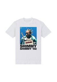 Hvid t-shirt med et grafikprint af en person, der holder et klapstativ foran en blå baggrund, med teksten "SHIMMY SHIMMY YA!" i fed skrift.