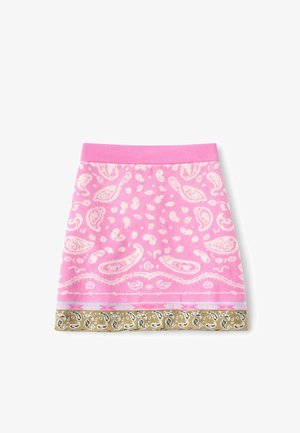 Jupe en tricot rose avec des motifs cachemire blancs et un ourlet contrastant à motif cachemire marron.