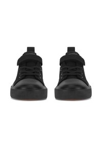 Melnas sporta kurpes ar teksturēta auduma un gluda sintētiska materiāla apvienojumu, ar šņorēm un Velcro siksniņu drošai piekļuvei.