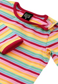 Gestreiftes Shirt aus Bio-Baumwolle mit roten Kanten, horizontalen Streifen in Pink, Gelb, Türkis und Orange. Druckknopfverschluss am Ausschnitt.