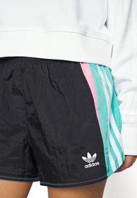 Pánské černé sportovní šortky s světlemodrými a růžovými bočními panely, s bílým logem Adidas a texturovanou, lehkou tkaninou.