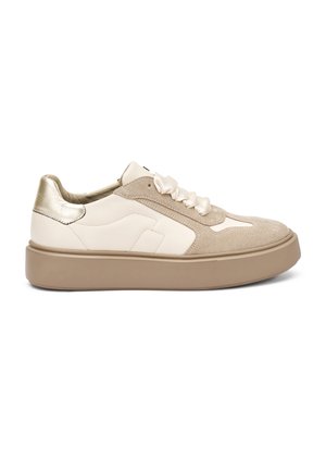 Sneaker beige con una toma in suede testurizzato, accenti in pelle liscia e un tallone dorato metallizzato. Presenta una suola in gomma spessa e lacci in satin.