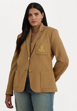 Blazer maro din țesătură texturată, cu butoane aurii, un buzunar frontal cu un logo galben brodat și două buzunare frontale.