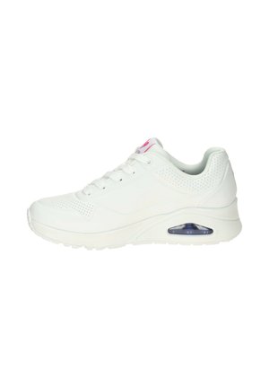 Hvid atletisk sneaker med perforerede detaljer, snørelukning, polstret krave og synlig luftpude i sålen.