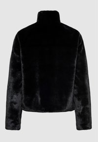 Schwarze Kunstpelzjacke mit hohem Kragen, die eine weiche, plüschige Textur und ein verkürztes Design aufweist, ohne sichtbare Beschläge oder Verzierungen.