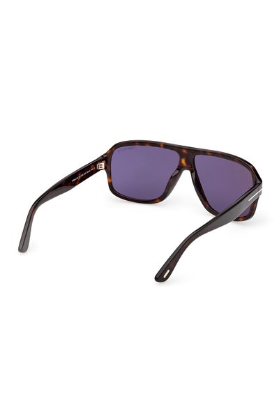 Lunettes de soleil à monture écaille avec des verres rectangulaires violet foncé et des branches élégantes, vues légèrement de l'arrière.