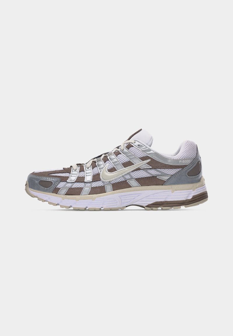 Baskets de sport pour hommes en blanc, gris et marron avec des panneaux en mesh et cuir, logo Nike visible et semelle texturée.