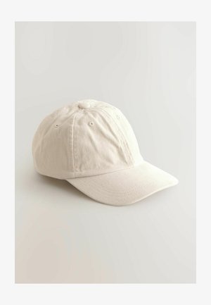 Kapa od svijetlo bež pamuka s zakrivljenim vizirima, strukturom od šest panela, ventilacijskim otvorima i zaobljenim vrhom. Glatka tekstura.