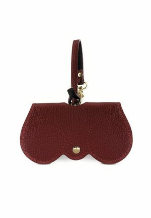 Pochette en cuir rouge avec une finition texturée, dotée d'extrémités arrondies, d'un bouton-pression en doré et d'une bandoulière amovible.