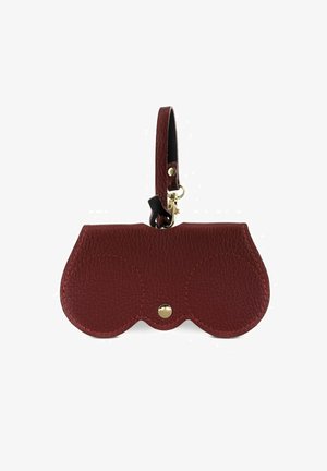 Pochette en cuir rouge avec une finition texturée, dotée d'extrémités arrondies, d'un bouton-pression en doré et d'une bandoulière amovible.