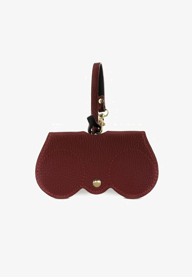 Pochette en cuir rouge avec une finition texturée, dotée d'extrémités arrondies, d'un bouton-pression en doré et d'une bandoulière amovible.