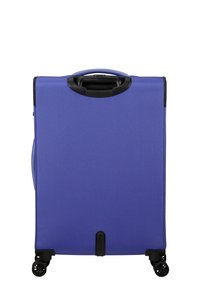 Valigia rigida viola con manico nero, superficie liscia e quattro ruote. Presenta un manico laterale e un supporto inferiore.