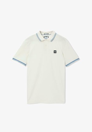 Valkoinen polo-paita, jossa on vaaleansiniset raidat kauluksessa ja hihoissa, ja jossa on pieni musta logopatch rinnan kohdalla. Lyhythihainen malli.