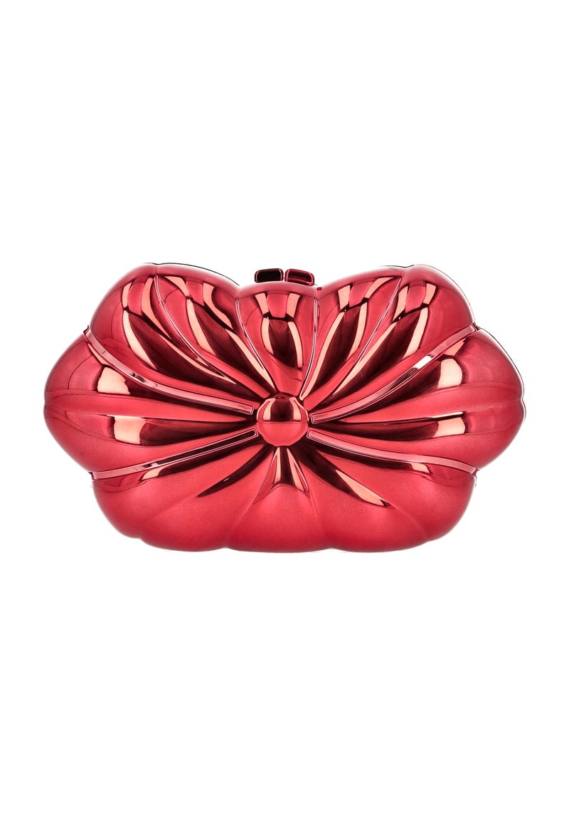 Červená metalická kabelka do ruky s kulatým tvarem, zdobená řaseným designem a centrálním dekorativním prvkem. Hladká, lesklá textura.