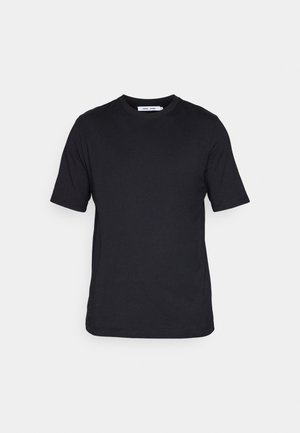 Sort kortærmet t-shirt lavet af blødt stof, med rund halsudskæring og lige kant forneden, ingen mønstre eller synlig branding.