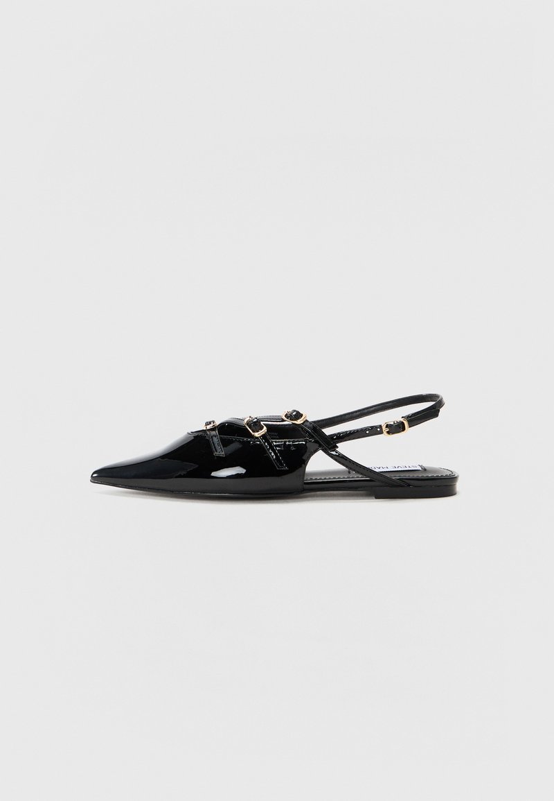 Čierne lakované kožené slingback topánky s špicatými prstami, obsahujúce tri dekoratívne remienky a akcenty zlatého tónu. Pláty.