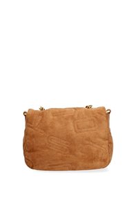 Bruine suède handtas met een textuurpatroon, met een gebogen vorm en een gouden kettingband. Zacht materiaal met decoratieve stiksels.