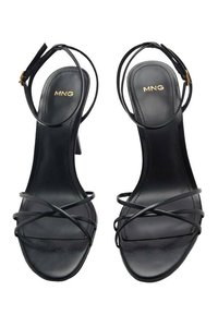 Sandali neri con tacco alto, dotati di sottili cinturini incrociati e una delicata fibbia alla caviglia. Texture in pelle liscia, design con punta aperta e soletta con marchio.