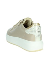 Sneaker beige con un accento dorato testurizzato sul tallone. Presenta una suola platform bianca e un dettaglio con zip sul lato.