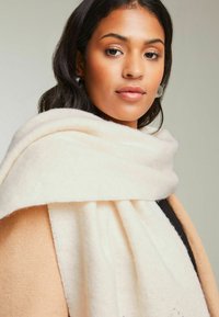 Lipsy EMBELLISHED ARGYLE BRUSHED - REGULAR FIT - Sjal / Tørklæder - cream