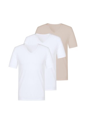 Tre V-hals T-shirts med korte ærmer stablet, to hvide foran og én beige bagpå, mod en ensfarvet hvid baggrund.
