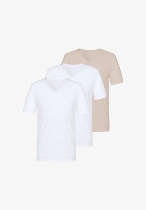 Tre V-hals T-shirts med korte ærmer stablet, to hvide foran og én beige bagpå, mod en ensfarvet hvid baggrund.