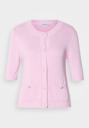 Cárdigan corto de manga corta rosa claro, con tejido texturizado y cuello y dobladillo acanalados. Presenta cinco botones decorativos y dos bolsillos frontales.