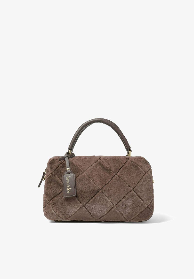 Bruine pluche handtas met een gewatteerd patroon, korte bruine handgreep en een klein merkteken dat nabij de rits is bevestigd. Zachte textuur en rechthoekige vorm.