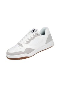 Zapatilla blanca con acentos de gamuza gris, puntera perforada y cordones blancos planos. Presenta una suela de goma texturizada y el logotipo de Skechers en el costado.