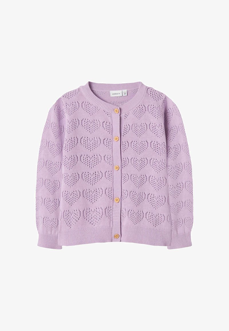 Vyšninės spalvos megztas kardiganas su sagomis priekyje, širdies formos akių raštu, apvalia apykakle ir ilgomis rankovėmis, vaikų dydis.