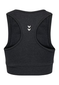 Svart atletisk crop top med racerback-design. Tillverkad av mjukt, stretchigt tyg, med vita chevron-accenter i mitten av ryggen.
