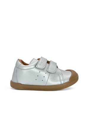 Chaussure argentée pour tout-petit avec semelle en caoutchouc marron et embout, deux bandes velcro, et petits trous de ventilation sur le côté.