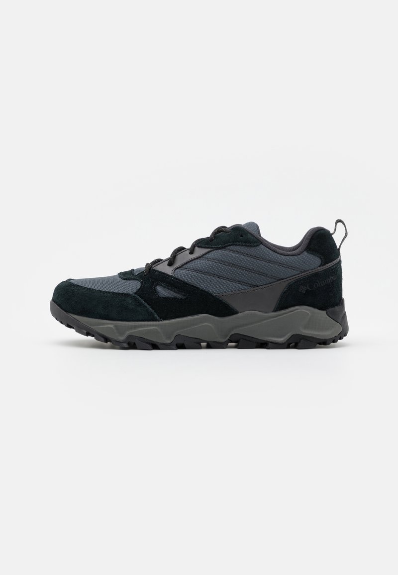 Chaussure de randonnée noire et grise à lacets, semelle texturée, dessus en tissu et daim, avec languette au talon, vue de profil.